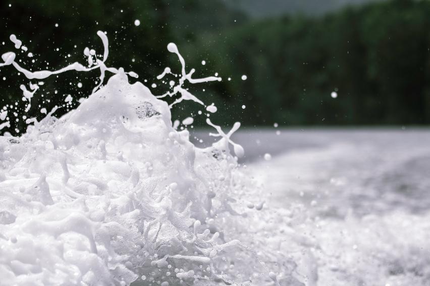 water splash during daytime