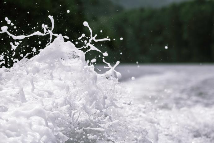 water splash during daytime