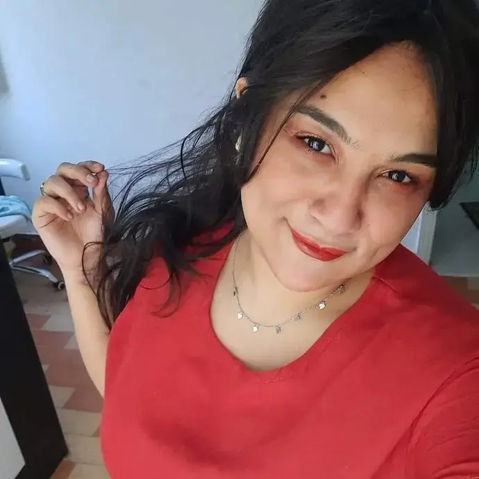 صورة بروفايل لإلينا علي، مؤسسة علامة إلينا كوزمتكس، بجانب اقتباسها عن الشفاء والجمال والحرية في أن تكون المرأة كما هي.